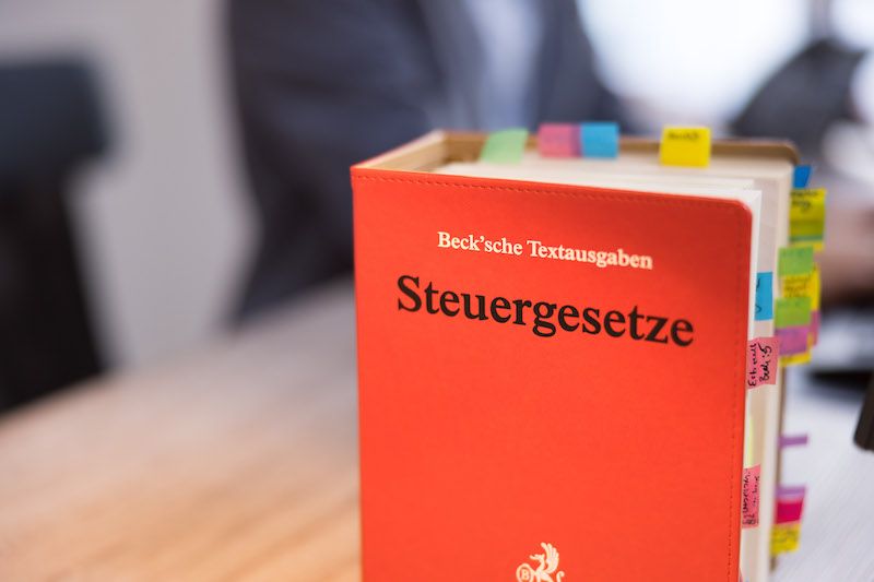 Beck’sche Textausgabe der Steuergesetze auf dem Besprechungstisch